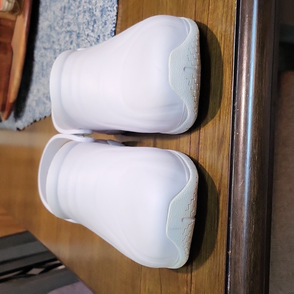 Anywear slip resistant clogs - Picture 2 of 3